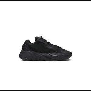 Yeezy boost 700 MNVN Triple Black
